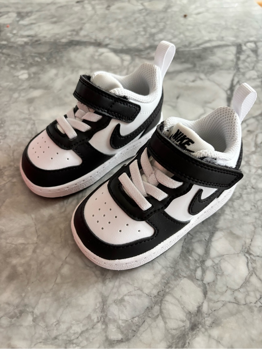 Nike Kids Black and White Low-Top Sneakers with Hook-and-Loop Strap